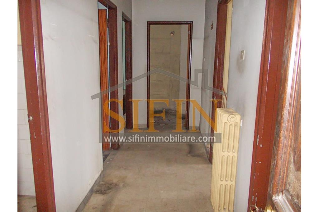 Appartamento  - Grattaminarda (AV) su corso Vittorio Veneto, a pochi passi dalla piazza, in piccolo condominio composto da soli due appartamenti, proponiamo in vendita appartamento di mq. 85,00 ca. con mq. 8,00 di balconi e mq. 60,00 di terrazzo panoramico