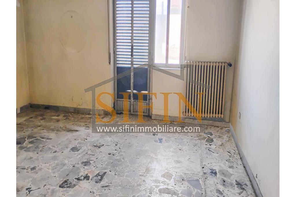 Appartamento  - Grattaminarda (AV) su corso Vittorio Veneto, a pochi passi dalla piazza, in piccolo condominio composto da soli due appartamenti, proponiamo in vendita appartamento di mq. 85,00 ca. con mq. 8,00 di balconi e mq. 60,00 di terrazzo panoramico