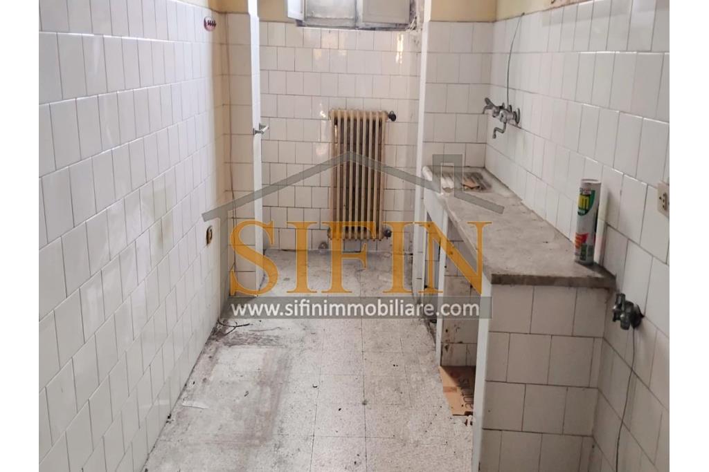 Appartamento  - Grattaminarda (AV) su corso Vittorio Veneto, a pochi passi dalla piazza, in piccolo condominio composto da soli due appartamenti, proponiamo in vendita appartamento di mq. 85,00 ca. con mq. 8,00 di balconi e mq. 60,00 di terrazzo panoramico