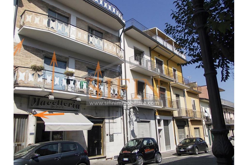 Appartamento  - Grattaminarda (AV) su corso Vittorio Veneto, a pochi passi dalla piazza, in piccolo condominio composto da soli due appartamenti, proponiamo in vendita appartamento di mq. 85,00 ca. con mq. 8,00 di balconi e mq. 60,00 di terrazzo panoramico