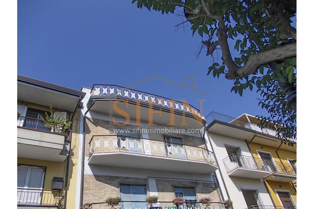 Appartamento  - Grattaminarda (AV) su corso Vittorio Veneto, a pochi passi dalla piazza, in piccolo condominio composto da soli due appartamenti, proponiamo in vendita appartamento di mq. 85,00 ca. con mq. 8,00 di balconi e mq. 60,00 di terrazzo panoramico