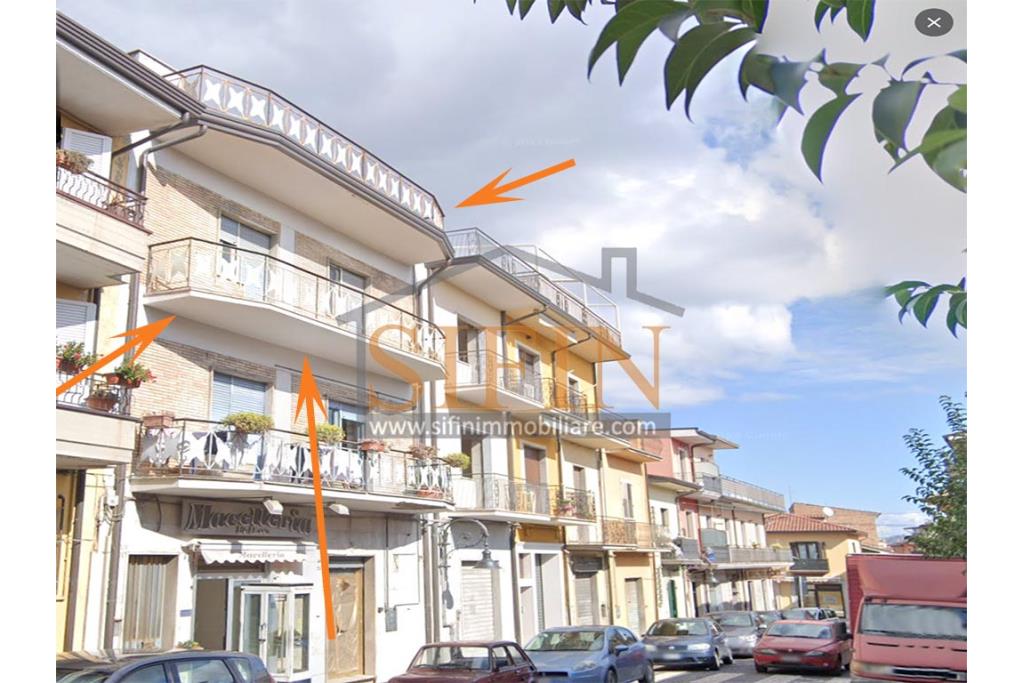 Appartamento  - Grattaminarda (AV) su corso Vittorio Veneto, a pochi passi dalla piazza, in piccolo condominio composto da soli due appartamenti, proponiamo in vendita appartamento di mq. 85,00 ca. con mq. 8,00 di balconi e mq. 60,00 di terrazzo panoramico
