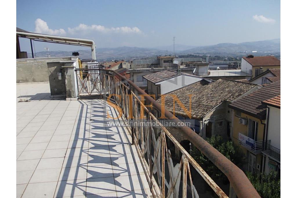 Appartamento  - Grattaminarda (AV) su corso Vittorio Veneto, a pochi passi dalla piazza, in piccolo condominio composto da soli due appartamenti, proponiamo in vendita appartamento di mq. 85,00 ca. con mq. 8,00 di balconi e mq. 60,00 di terrazzo panoramico
