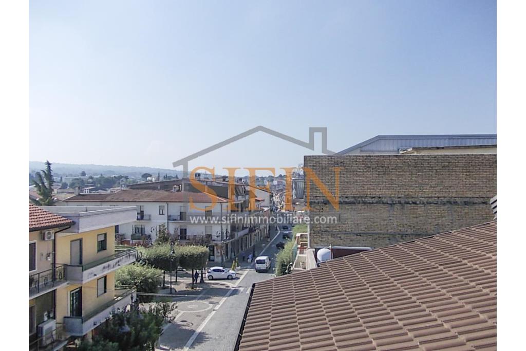 Appartamento  - Grattaminarda (AV) su corso Vittorio Veneto, a pochi passi dalla piazza, in piccolo condominio composto da soli due appartamenti, proponiamo in vendita appartamento di mq. 85,00 ca. con mq. 8,00 di balconi e mq. 60,00 di terrazzo panoramico