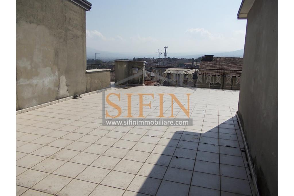 Appartamento  - Grattaminarda (AV) su corso Vittorio Veneto, a pochi passi dalla piazza, in piccolo condominio composto da soli due appartamenti, proponiamo in vendita appartamento di mq. 85,00 ca. con mq. 8,00 di balconi e mq. 60,00 di terrazzo panoramico