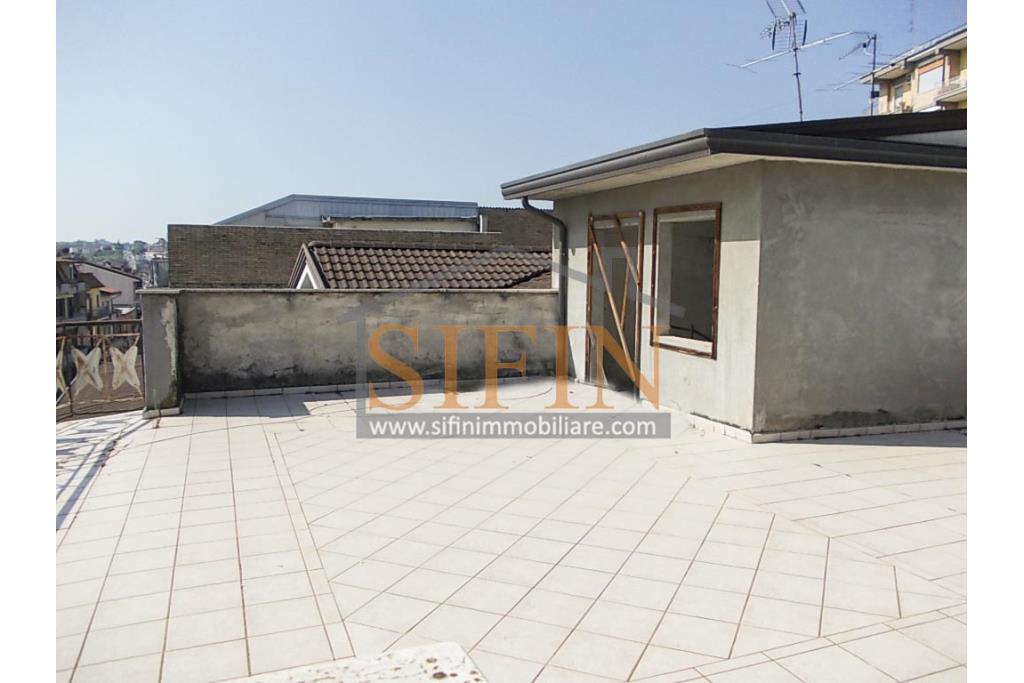 Appartamento  - Grattaminarda (AV) su corso Vittorio Veneto, a pochi passi dalla piazza, in piccolo condominio composto da soli due appartamenti, proponiamo in vendita appartamento di mq. 85,00 ca. con mq. 8,00 di balconi e mq. 60,00 di terrazzo panoramico