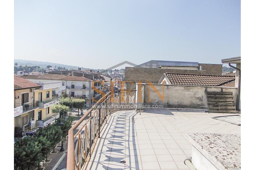 Appartamento  - Grattaminarda (AV) su corso Vittorio Veneto, a pochi passi dalla piazza, in piccolo condominio composto da soli due appartamenti, proponiamo in vendita appartamento di mq. 85,00 ca. con mq. 8,00 di balconi e mq. 60,00 di terrazzo panoramico