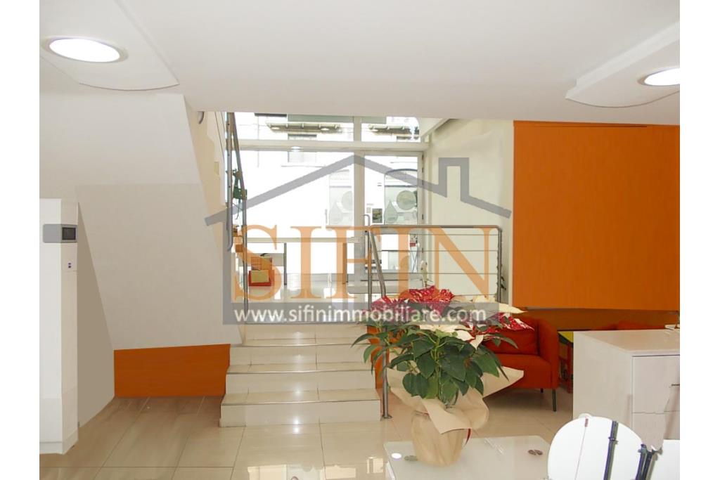 Locale Commerciale - Grottaminarda, Corso V. Veneto, proponiamo in locazione locale commerciale, con ampia vetrina