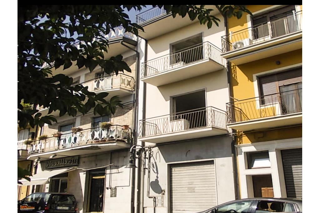 Palazzina in centro - Grottaminarda, Corso V. Veneto, in prossimit della piazza XVI Marzo, proponiamo in vendita palazzina di complessivi mq. 210,00 disposti su tre livelli, oltre a mq. 30,00 di terrazzo panoramico e mq. 30,00 di cantina al piano interrato.