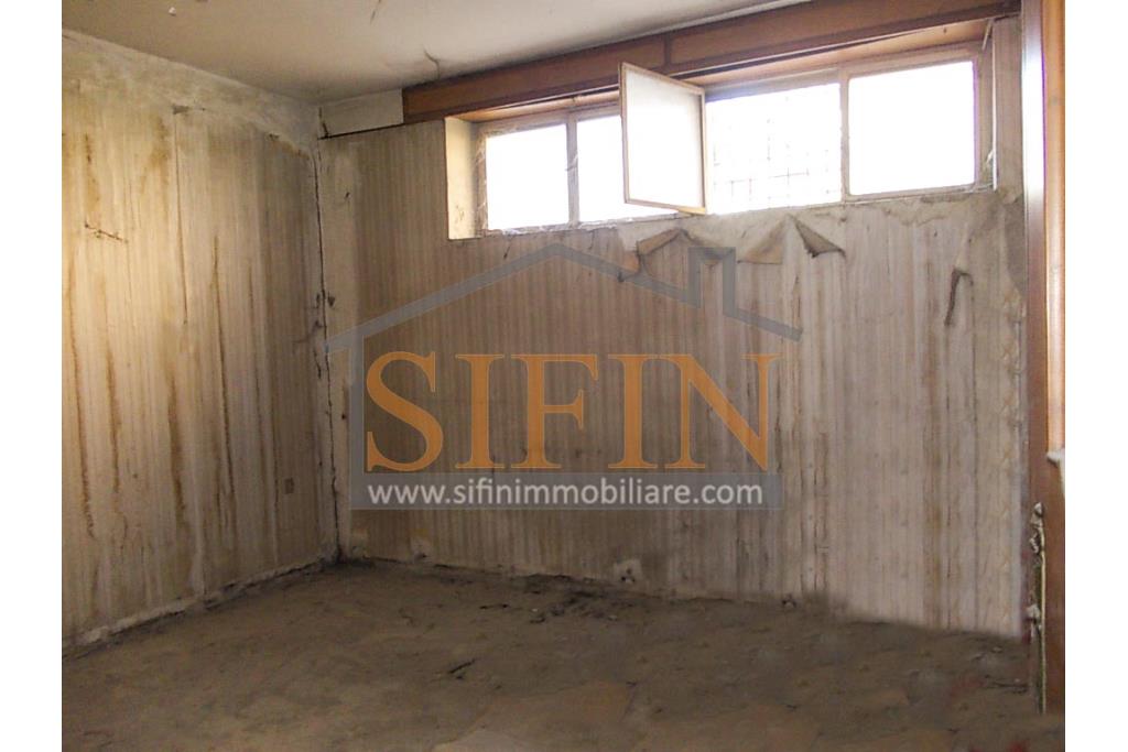 Palazzina in centro - Grottaminarda, Corso V. Veneto, in prossimit della piazza XVI Marzo, proponiamo in vendita palazzina di complessivi mq. 210,00 disposti su tre livelli, oltre a mq. 30,00 di terrazzo panoramico e mq. 30,00 di cantina al piano interrato.