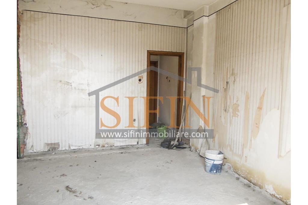 Palazzina in centro - Grottaminarda, Corso V. Veneto, in prossimit della piazza XVI Marzo, proponiamo in vendita palazzina di complessivi mq. 210,00 disposti su tre livelli, oltre a mq. 30,00 di terrazzo panoramico e mq. 30,00 di cantina al piano interrato.
