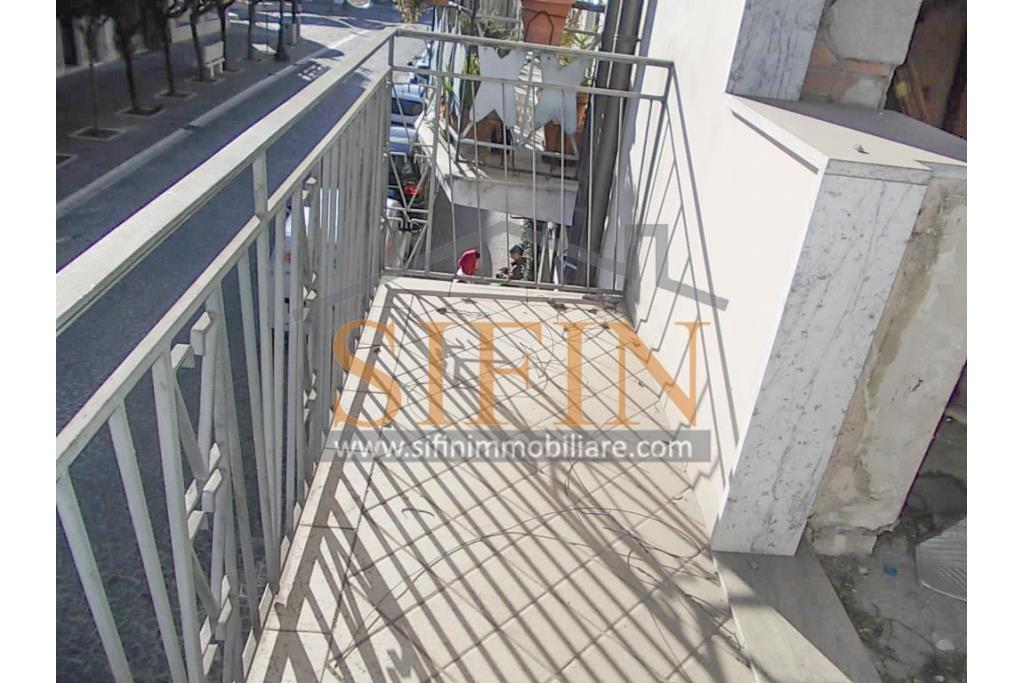 Palazzina in centro - Grottaminarda, Corso V. Veneto, in prossimit della piazza XVI Marzo, proponiamo in vendita palazzina di complessivi mq. 210,00 disposti su tre livelli, oltre a mq. 30,00 di terrazzo panoramico e mq. 30,00 di cantina al piano interrato.