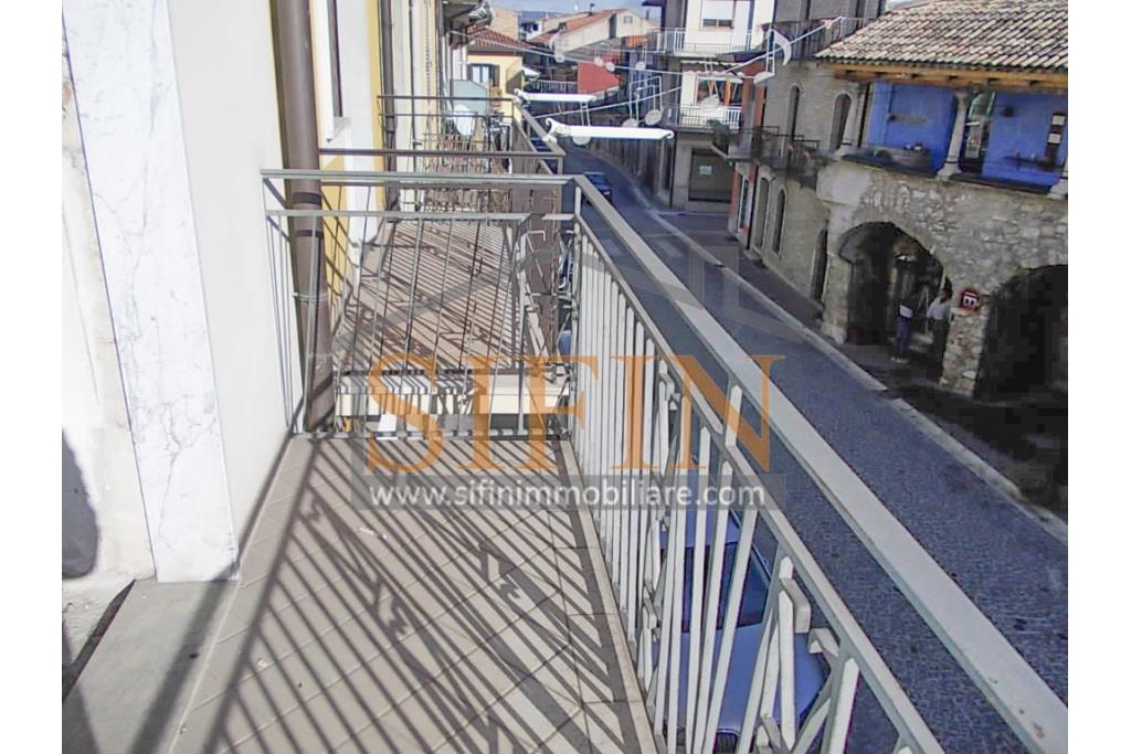 Palazzina in centro - Grottaminarda, Corso V. Veneto, in prossimit della piazza XVI Marzo, proponiamo in vendita palazzina di complessivi mq. 210,00 disposti su tre livelli, oltre a mq. 30,00 di terrazzo panoramico e mq. 30,00 di cantina al piano interrato.