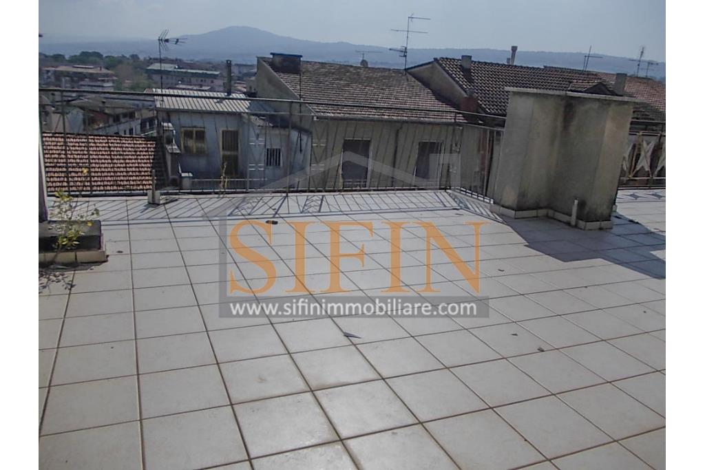 Palazzina in centro - Grottaminarda, Corso V. Veneto, in prossimit della piazza XVI Marzo, proponiamo in vendita palazzina di complessivi mq. 210,00 disposti su tre livelli, oltre a mq. 30,00 di terrazzo panoramico e mq. 30,00 di cantina al piano interrato.