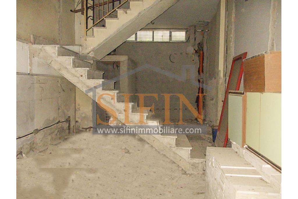 Palazzina in centro - Grottaminarda, Corso V. Veneto, in prossimit della piazza XVI Marzo, proponiamo in vendita palazzina di complessivi mq. 210,00 disposti su tre livelli, oltre a mq. 30,00 di terrazzo panoramico e mq. 30,00 di cantina al piano interrato.