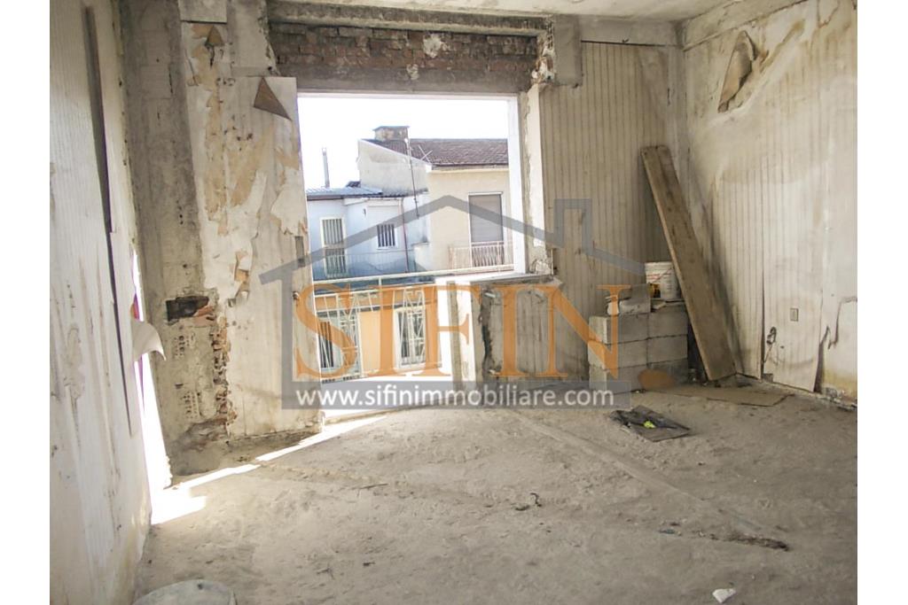 Palazzina in centro - Grottaminarda, Corso V. Veneto, in prossimit della piazza XVI Marzo, proponiamo in vendita palazzina di complessivi mq. 210,00 disposti su tre livelli, oltre a mq. 30,00 di terrazzo panoramico e mq. 30,00 di cantina al piano interrato.