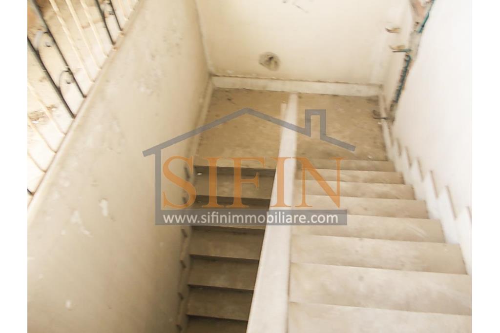 Palazzina in centro - Grottaminarda, Corso V. Veneto, in prossimit della piazza XVI Marzo, proponiamo in vendita palazzina di complessivi mq. 210,00 disposti su tre livelli, oltre a mq. 30,00 di terrazzo panoramico e mq. 30,00 di cantina al piano interrato.