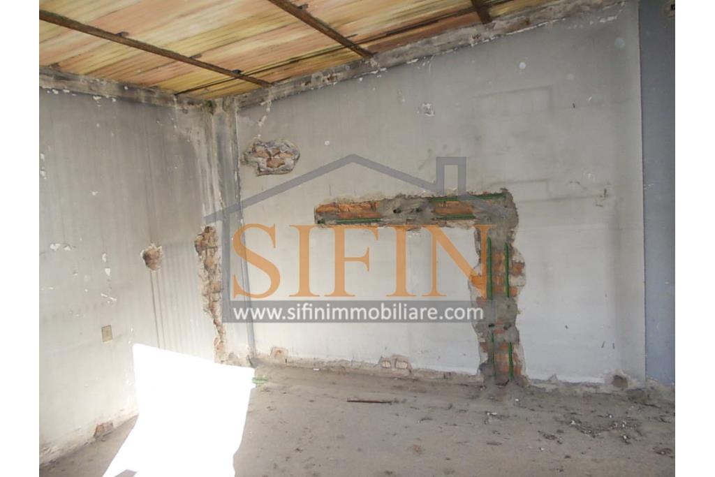 Palazzina in centro - Grottaminarda, Corso V. Veneto, in prossimit della piazza XVI Marzo, proponiamo in vendita palazzina di complessivi mq. 210,00 disposti su tre livelli, oltre a mq. 30,00 di terrazzo panoramico e mq. 30,00 di cantina al piano interrato.