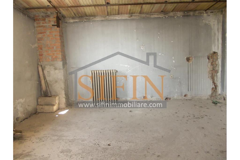 Palazzina in centro - Grottaminarda, Corso V. Veneto, in prossimit della piazza XVI Marzo, proponiamo in vendita palazzina di complessivi mq. 210,00 disposti su tre livelli, oltre a mq. 30,00 di terrazzo panoramico e mq. 30,00 di cantina al piano interrato.