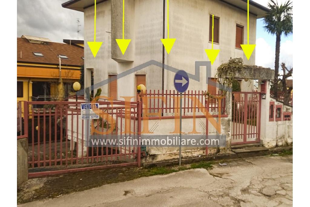 Appartamento con giardino - Grottaminarda, via Raffaello Sanzio (parco Sciarappa) proponiamo in vendita appartamento indipendente (porzione di villa) con giardino e garage di complessivi mq. 220,00 di abitazione e mq. 200,00 di corte e giardino
