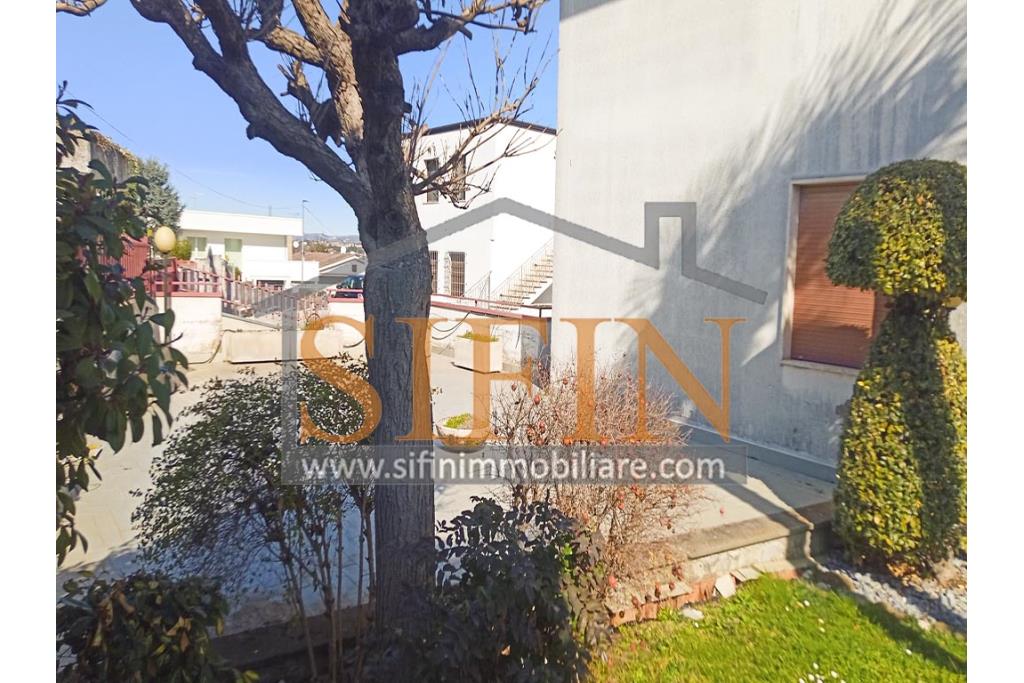 Appartamento con giardino - Grottaminarda, via Raffaello Sanzio (parco Sciarappa) proponiamo in vendita appartamento indipendente (porzione di villa) con giardino e garage di complessivi mq. 220,00 di abitazione e mq. 200,00 di corte e giardino