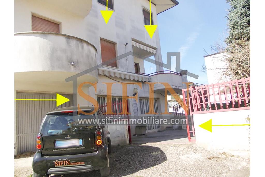 Appartamento con giardino - Grottaminarda, via Raffaello Sanzio (parco Sciarappa) proponiamo in vendita appartamento indipendente (porzione di villa) con giardino e garage di complessivi mq. 220,00 di abitazione e mq. 200,00 di corte e giardino