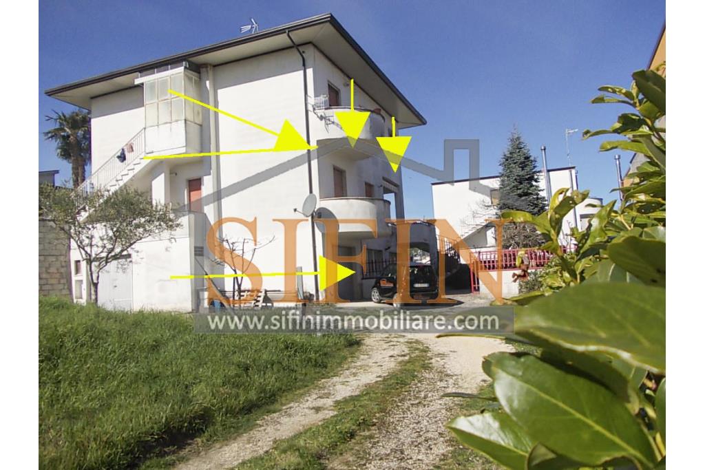 Appartamento con giardino - Grottaminarda, via Raffaello Sanzio (parco Sciarappa) proponiamo in vendita appartamento indipendente (porzione di villa) con giardino e garage di complessivi mq. 220,00 di abitazione e mq. 200,00 di corte e giardino