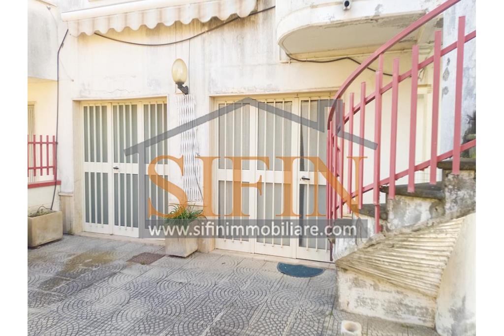Appartamento con giardino - Grottaminarda, via Raffaello Sanzio (parco Sciarappa) proponiamo in vendita appartamento indipendente (porzione di villa) con giardino e garage di complessivi mq. 220,00 di abitazione e mq. 200,00 di corte e giardino