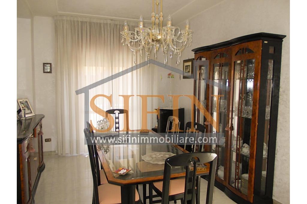 Appartamento con giardino - Grottaminarda, via Raffaello Sanzio (parco Sciarappa) proponiamo in vendita appartamento indipendente (porzione di villa) con giardino e garage di complessivi mq. 220,00 di abitazione e mq. 200,00 di corte e giardino