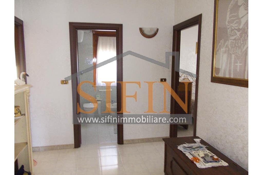Appartamento con giardino - Grottaminarda, via Raffaello Sanzio (parco Sciarappa) proponiamo in vendita appartamento indipendente (porzione di villa) con giardino e garage di complessivi mq. 220,00 di abitazione e mq. 200,00 di corte e giardino