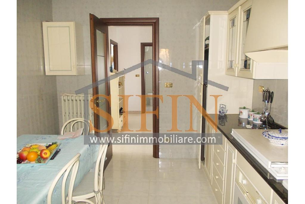 Appartamento con giardino - Grottaminarda, via Raffaello Sanzio (parco Sciarappa) proponiamo in vendita appartamento indipendente (porzione di villa) con giardino e garage di complessivi mq. 220,00 di abitazione e mq. 200,00 di corte e giardino