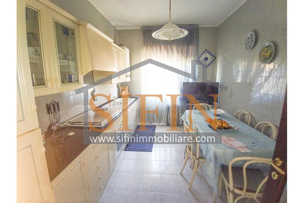 Appartamento con giardino - Grottaminarda, via Raffaello Sanzio (parco Sciarappa) proponiamo in vendita appartamento indipendente (porzione di villa) con giardino e garage di complessivi mq. 220,00 di abitazione e mq. 200,00 di corte e giardino