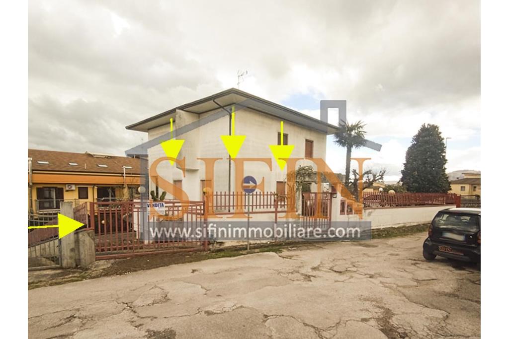 Appartamento con giardino - Grottaminarda, via Raffaello Sanzio (parco Sciarappa) proponiamo in vendita appartamento indipendente (porzione di villa) con giardino e garage di complessivi mq. 220,00 di abitazione e mq. 200,00 di corte e giardino
