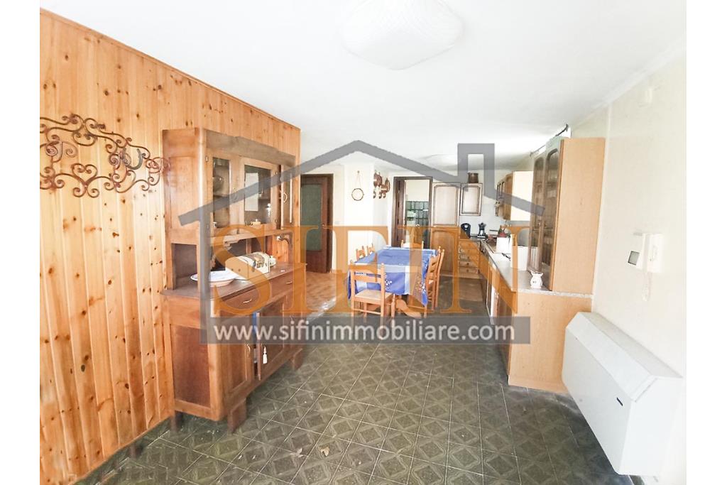 Appartamento con giardino - Grottaminarda, via Raffaello Sanzio (parco Sciarappa) proponiamo in vendita appartamento indipendente (porzione di villa) con giardino e garage di complessivi mq. 220,00 di abitazione e mq. 200,00 di corte e giardino