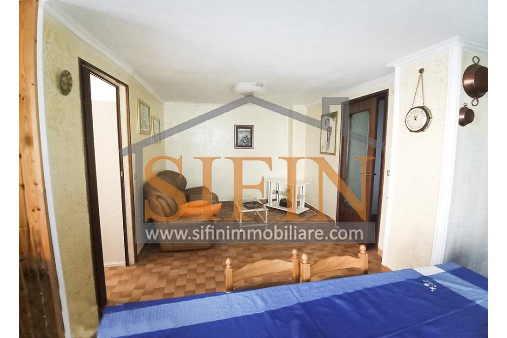 Appartamento con giardino - Grottaminarda, via Raffaello Sanzio (parco Sciarappa) proponiamo in vendita appartamento indipendente (porzione di villa) con giardino e garage di complessivi mq. 220,00 di abitazione e mq. 200,00 di corte e giardino