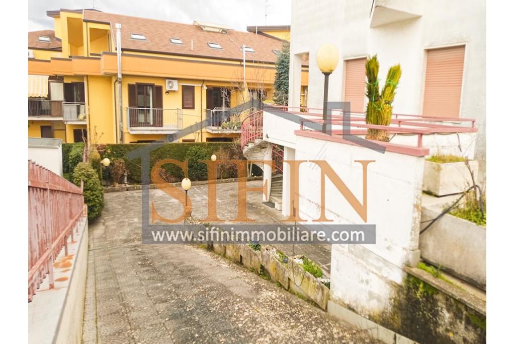 Appartamento con giardino - Grottaminarda, via Raffaello Sanzio (parco Sciarappa) proponiamo in vendita appartamento indipendente (porzione di villa) con giardino e garage di complessivi mq. 220,00 di abitazione e mq. 200,00 di corte e giardino