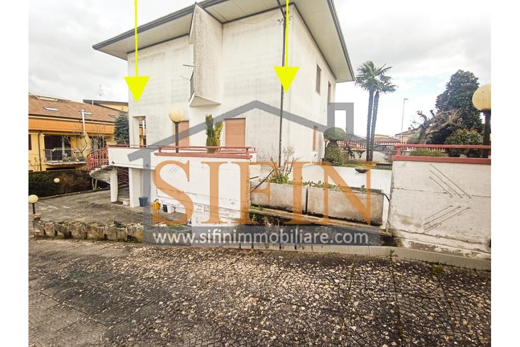 Appartamento con giardino - Grottaminarda, via Raffaello Sanzio (parco Sciarappa) proponiamo in vendita appartamento indipendente (porzione di villa) con giardino e garage di complessivi mq. 220,00 di abitazione e mq. 200,00 di corte e giardino