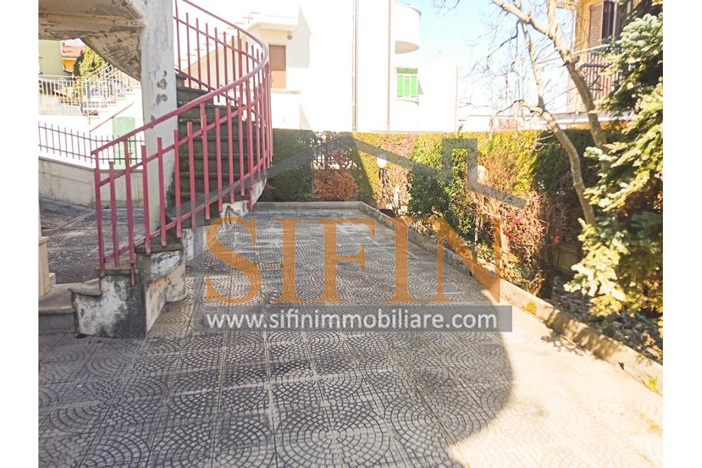 Appartamento con giardino - Grottaminarda, via Raffaello Sanzio (parco Sciarappa) proponiamo in vendita appartamento indipendente (porzione di villa) con giardino e garage di complessivi mq. 220,00 di abitazione e mq. 200,00 di corte e giardino