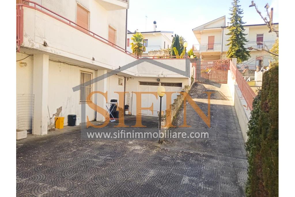 Appartamento con giardino - Grottaminarda, via Raffaello Sanzio (parco Sciarappa) proponiamo in vendita appartamento indipendente (porzione di villa) con giardino e garage di complessivi mq. 220,00 di abitazione e mq. 200,00 di corte e giardino