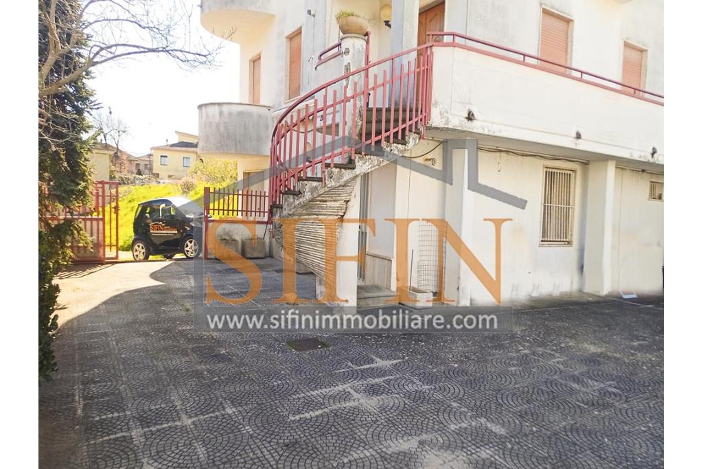 Appartamento con giardino - Grottaminarda, via Raffaello Sanzio (parco Sciarappa) proponiamo in vendita appartamento indipendente (porzione di villa) con giardino e garage di complessivi mq. 220,00 di abitazione e mq. 200,00 di corte e giardino