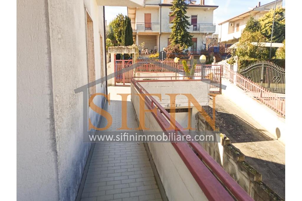 Appartamento con giardino - Grottaminarda, via Raffaello Sanzio (parco Sciarappa) proponiamo in vendita appartamento indipendente (porzione di villa) con giardino e garage di complessivi mq. 220,00 di abitazione e mq. 200,00 di corte e giardino