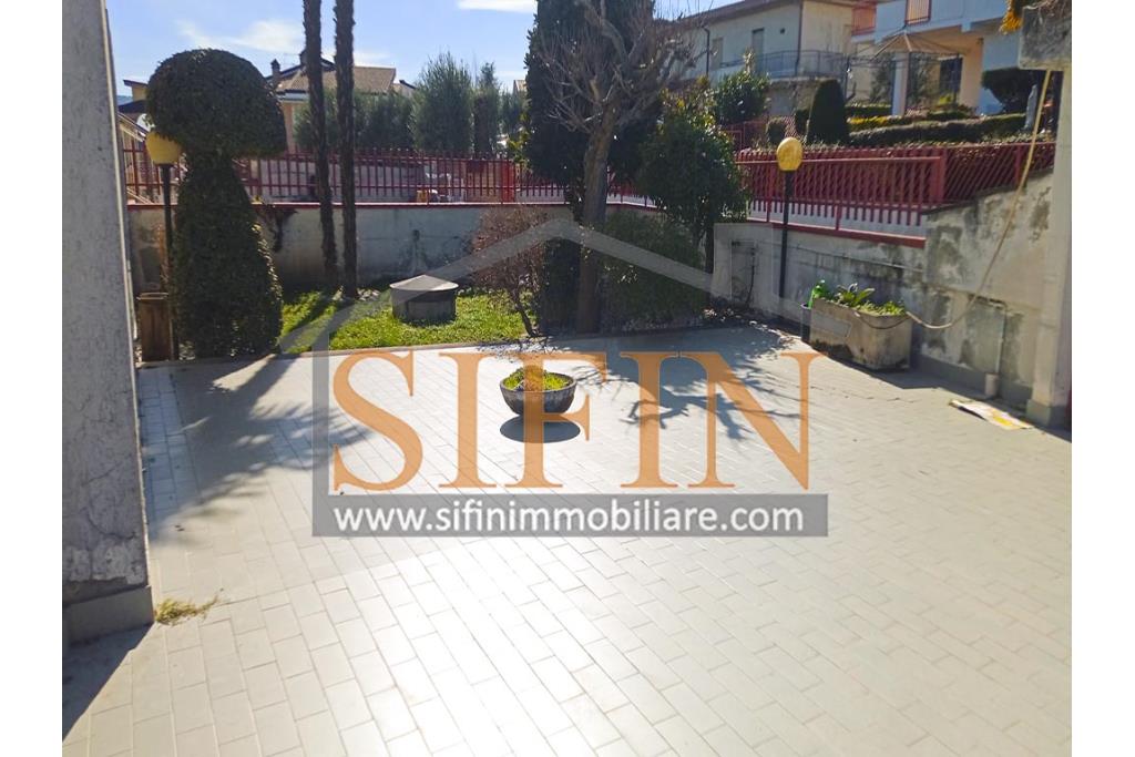Appartamento con giardino - Grottaminarda, via Raffaello Sanzio (parco Sciarappa) proponiamo in vendita appartamento indipendente (porzione di villa) con giardino e garage di complessivi mq. 220,00 di abitazione e mq. 200,00 di corte e giardino