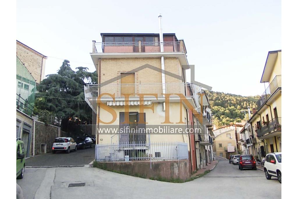 Casa con garage - Carife (AV), via Madonna delle Grazie, a pochi passi da piazza San Giovanni, proponiamo in vendita casa di complessivi mq. 98,00