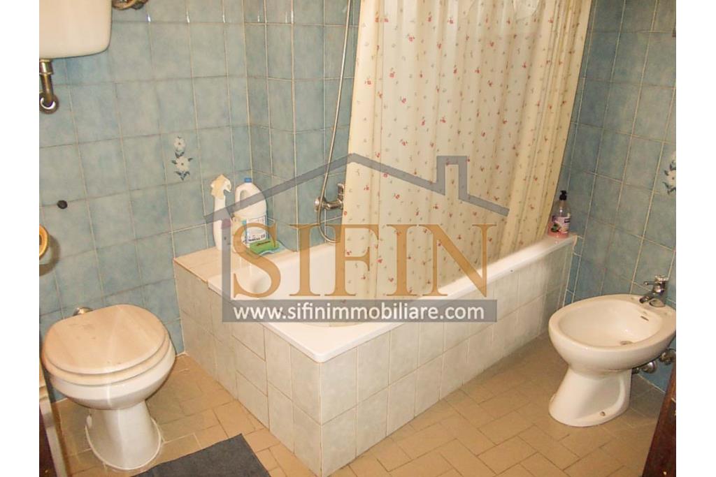 Casa con garage - Carife (AV), via Madonna delle Grazie, a pochi passi da piazza San Giovanni, proponiamo in vendita casa di complessivi mq. 98,00
