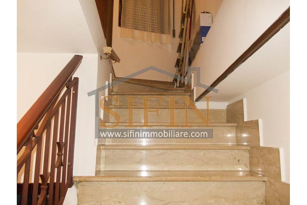 Casa con garage - Carife (AV), via Madonna delle Grazie, a pochi passi da piazza San Giovanni, proponiamo in vendita casa di complessivi mq. 98,00