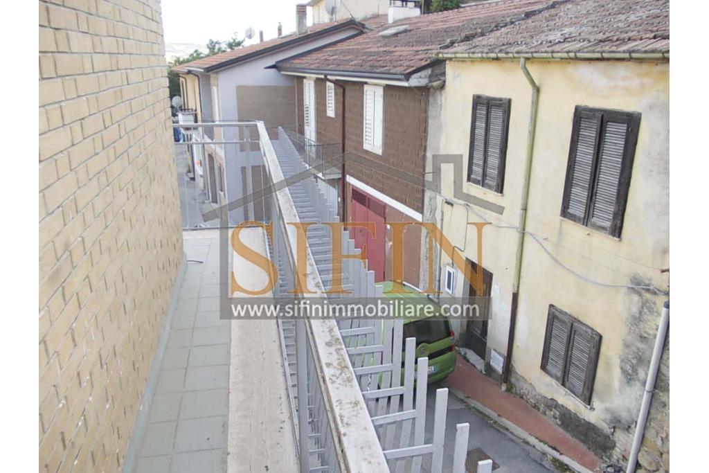 Casa con garage - Carife (AV), via Madonna delle Grazie, a pochi passi da piazza San Giovanni, proponiamo in vendita casa di complessivi mq. 98,00