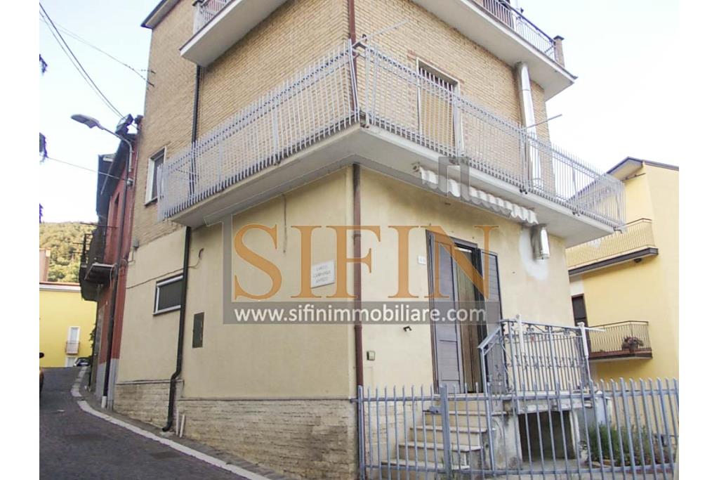 Casa con garage - Carife (AV), via Madonna delle Grazie, a pochi passi da piazza San Giovanni, proponiamo in vendita casa di complessivi mq. 98,00