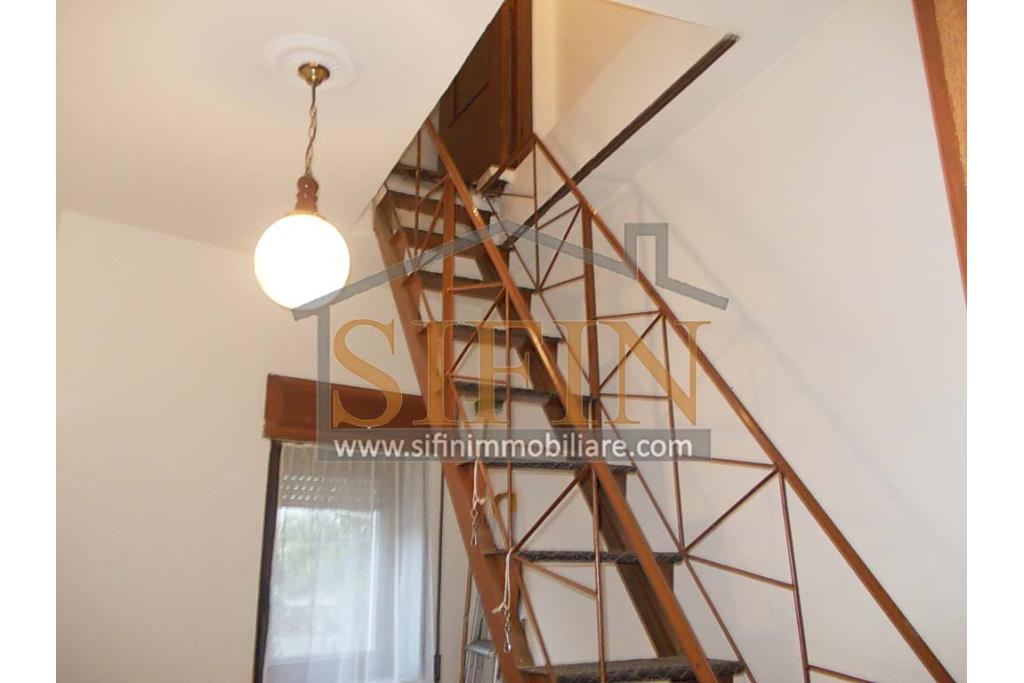 Casa con garage - Carife (AV), via Madonna delle Grazie, a pochi passi da piazza San Giovanni, proponiamo in vendita casa di complessivi mq. 98,00