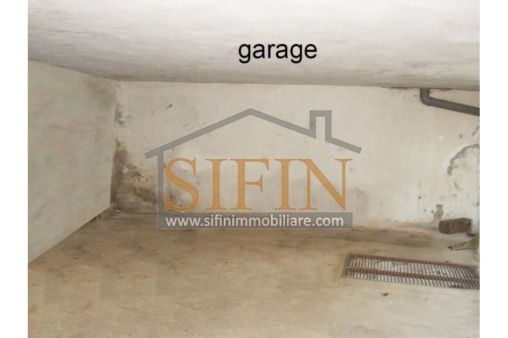 Casa con garage - Carife (AV), via Madonna delle Grazie, a pochi passi da piazza San Giovanni, proponiamo in vendita casa di complessivi mq. 98,00