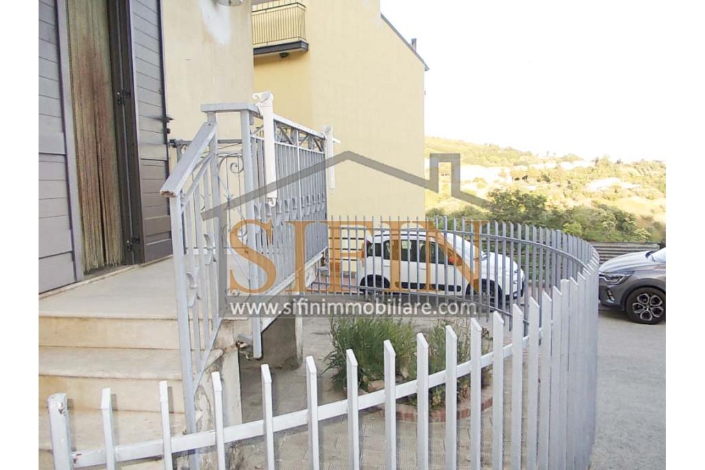 Casa con garage - Carife (AV), via Madonna delle Grazie, a pochi passi da piazza San Giovanni, proponiamo in vendita casa di complessivi mq. 98,00